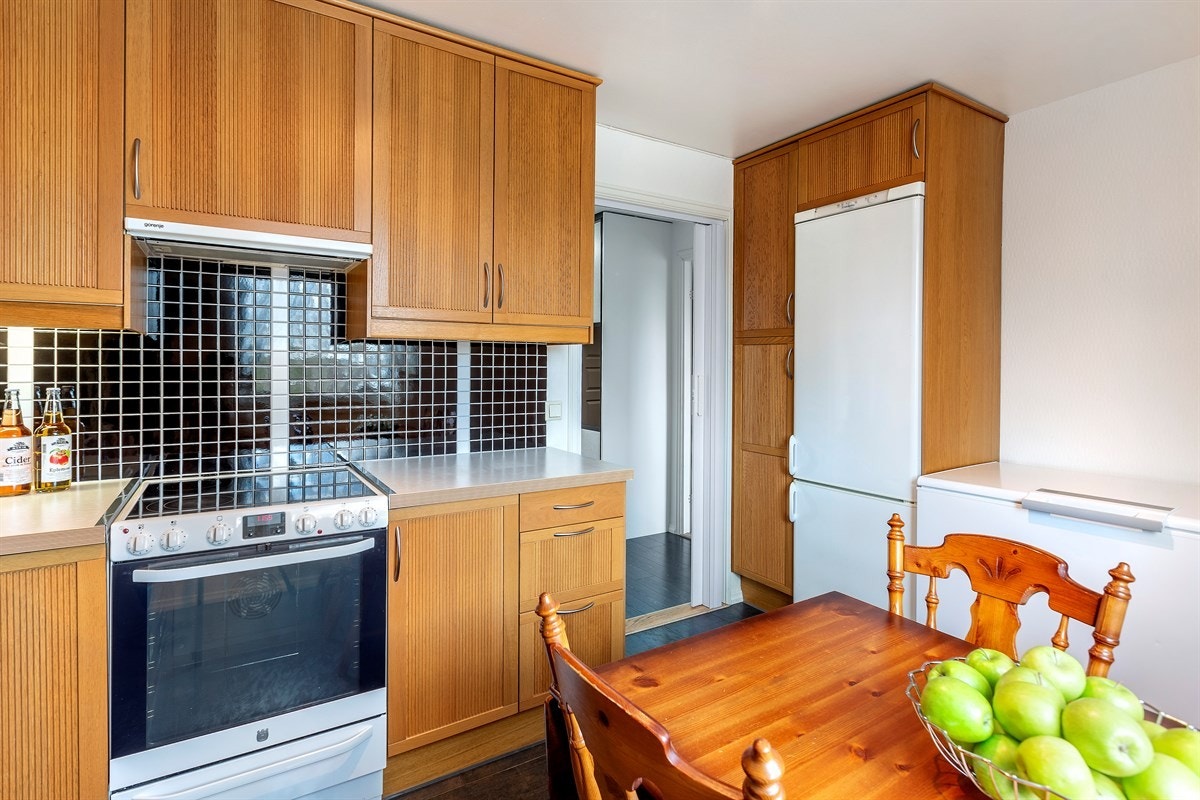 Romslig kjøkken. Høyskap. Hvitevarer medfølger. Fryseboksen medfølger ikke. Galleribilde