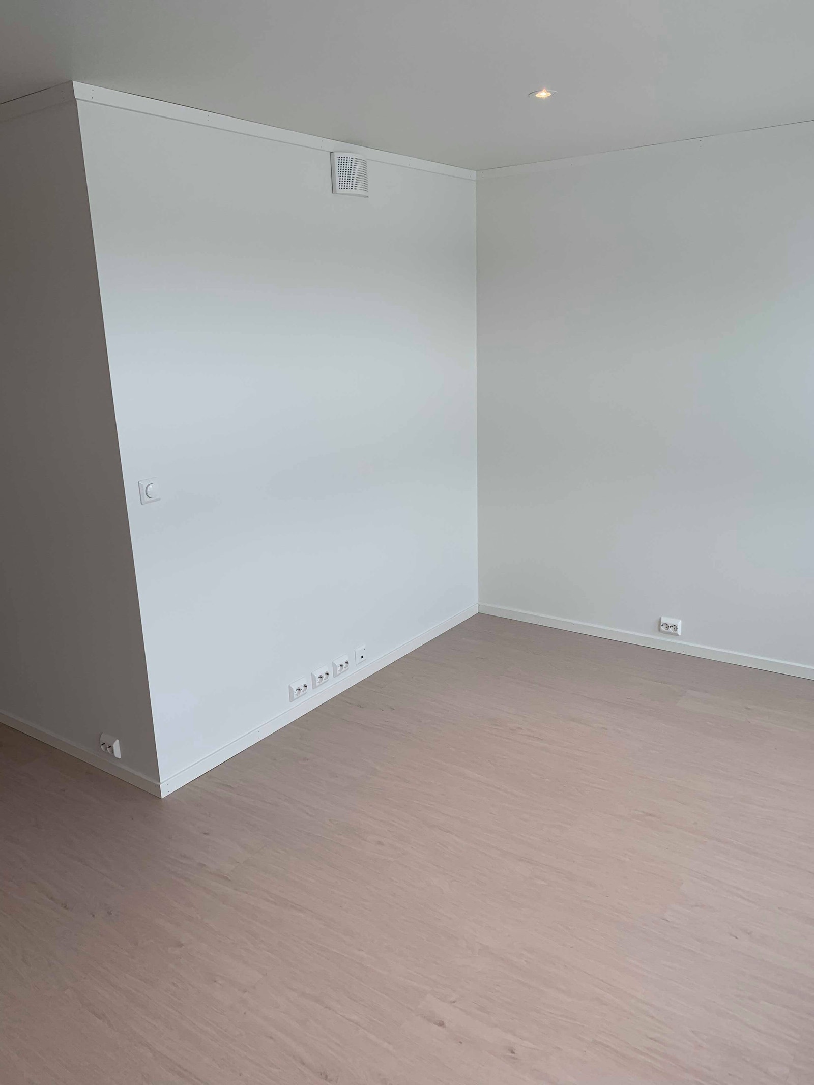 Stue med nettverksuttak Galleribilde