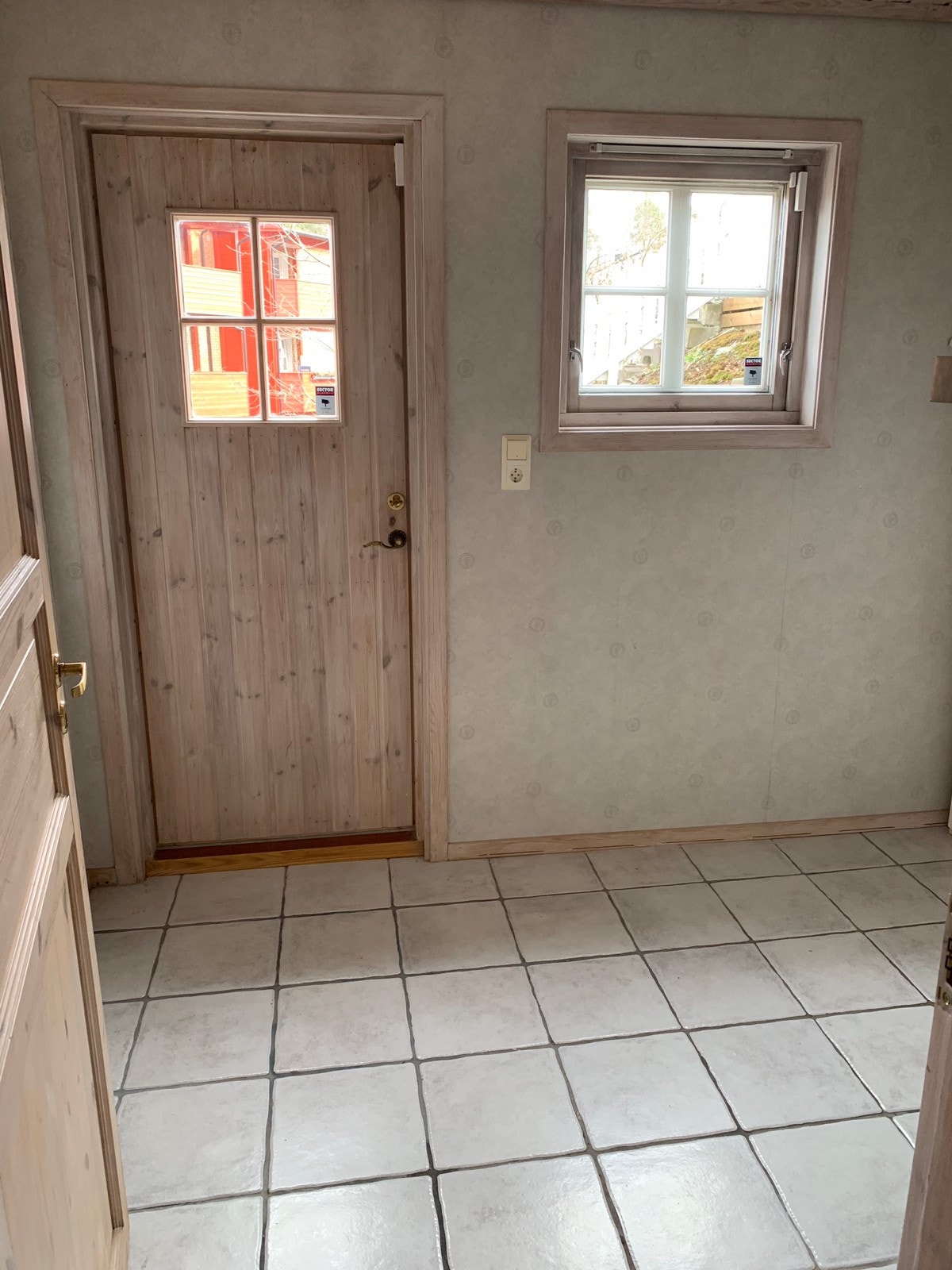 Vaskerom kjeller med ut/ inngang. Galleribilde