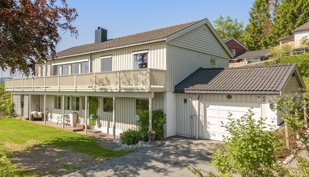 Egen inngang ved garasjen. Galleribilde