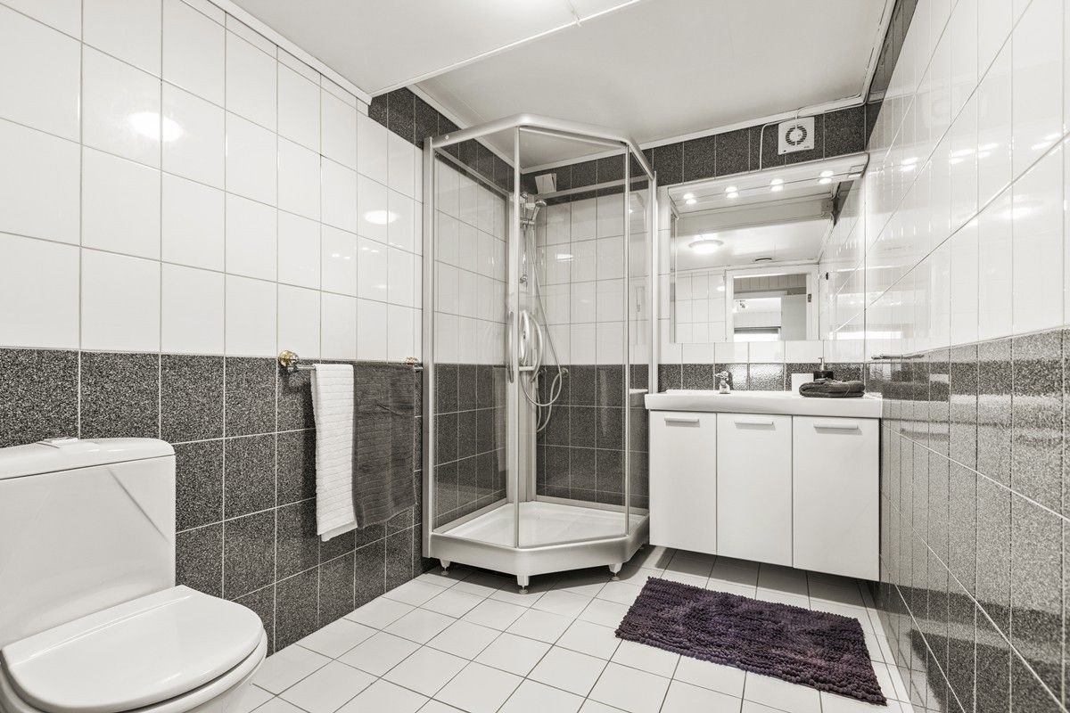 Flott bad som deles med to andre. Baderomsinnredning, vaskemaskin og gulvvarme. Galleribilde