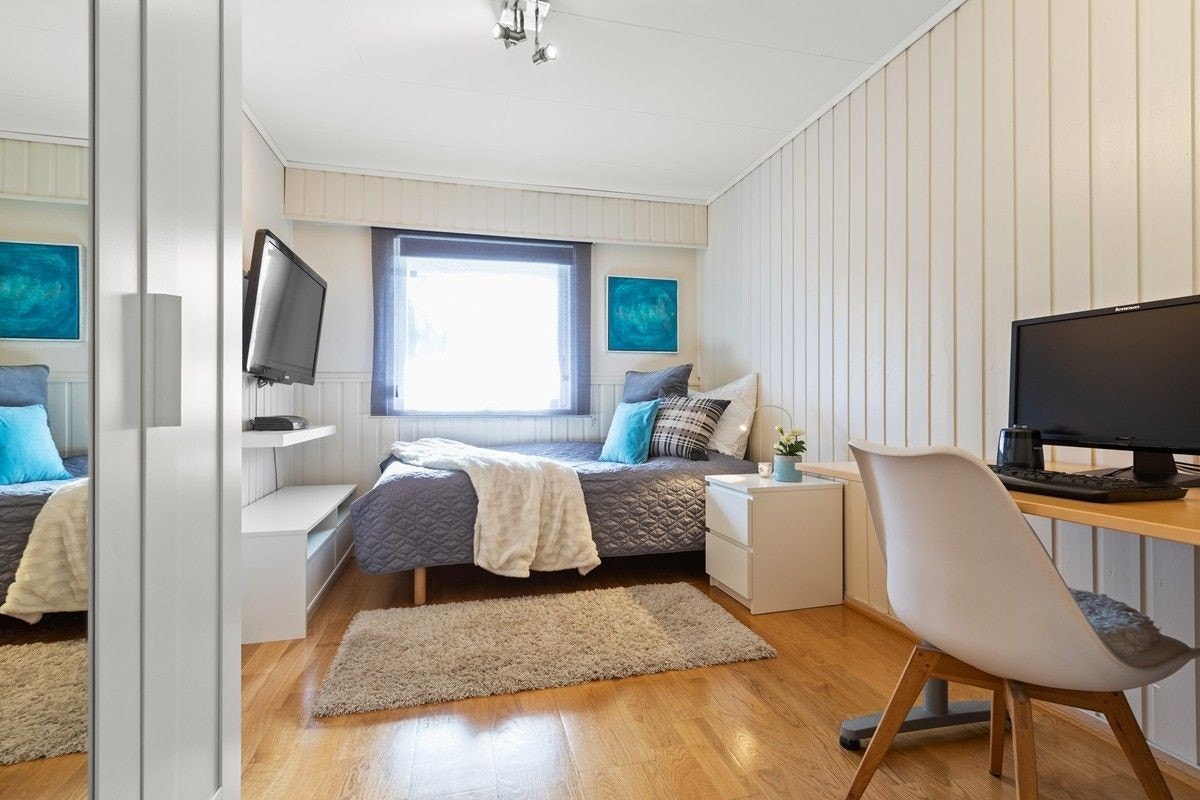 Møblert, lys hybelrom på ca. 10 kvm. Galleribilde