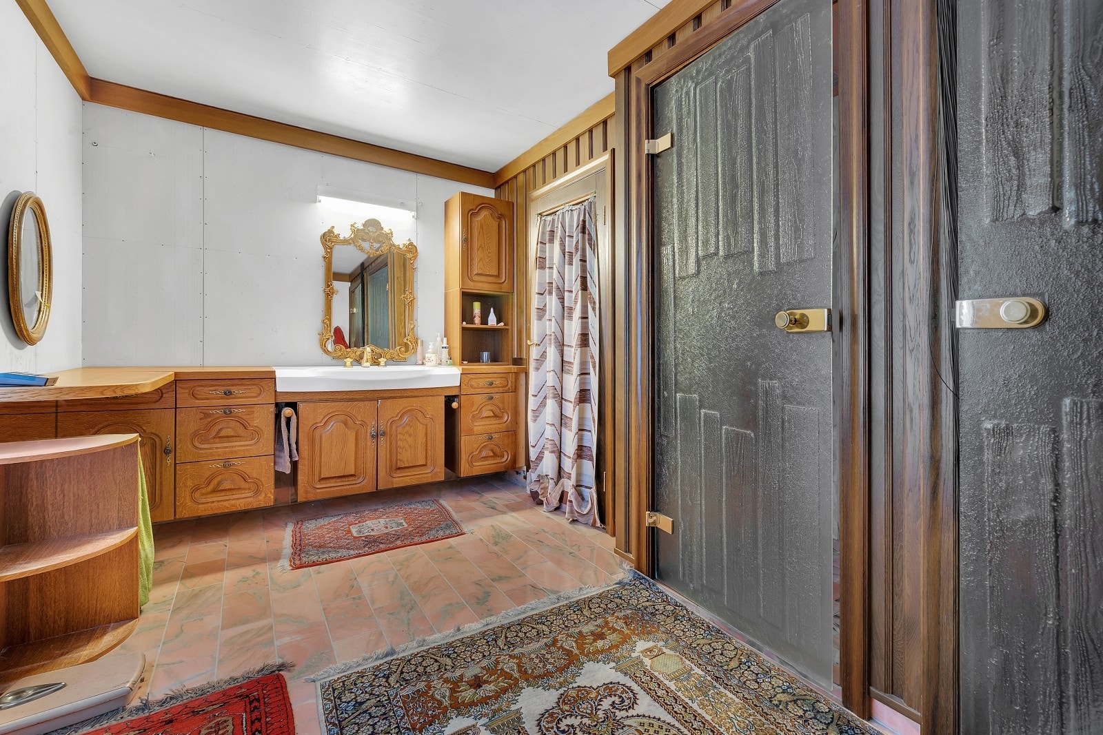 Hovedbadet i 2.etg er på ca. 12 kvm. Av utstyr finnes det dusjnisje, vegghengt wc og servant med underskap. Galleribilde