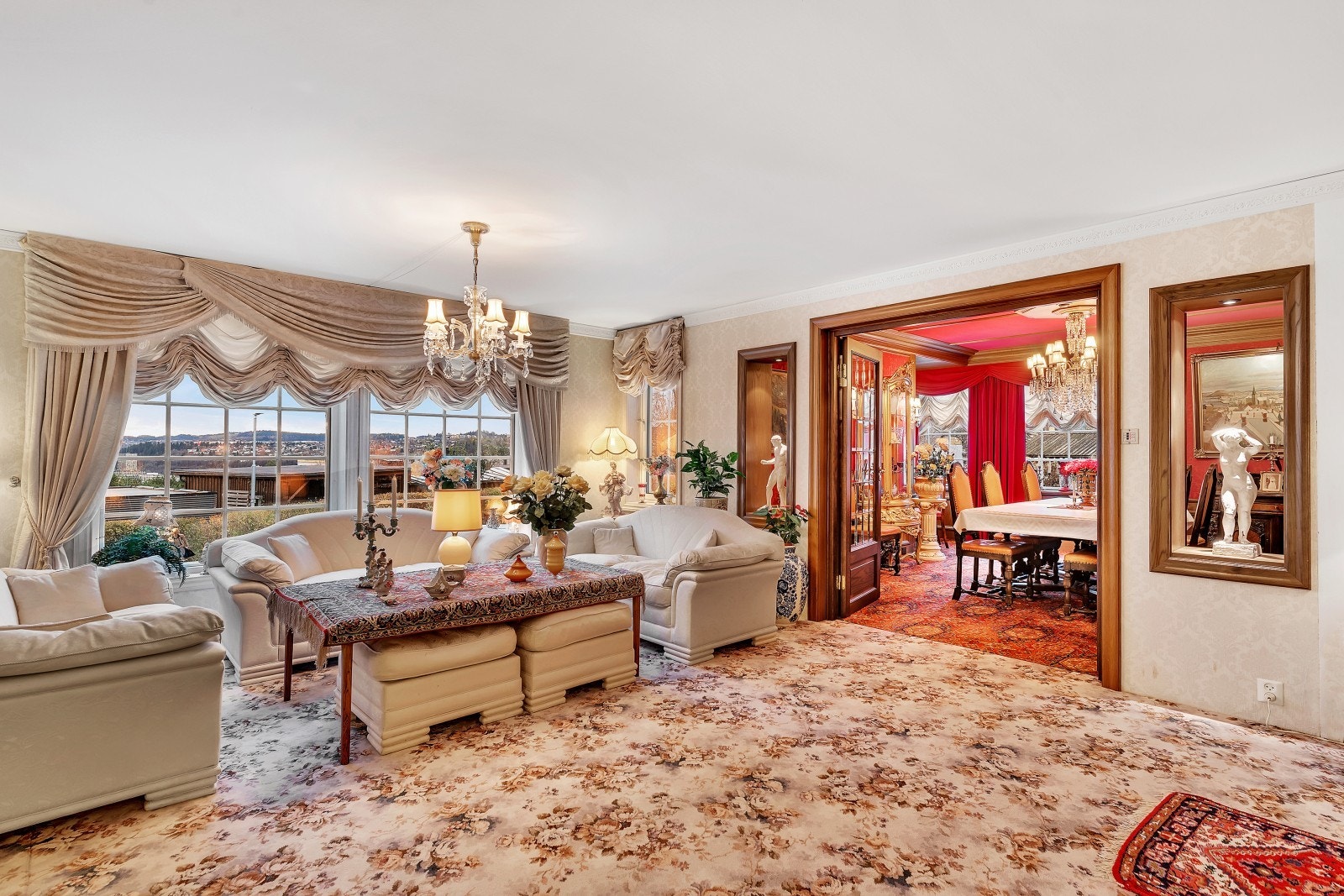 På høyre side i midtstuen er det 2 store glassdører som viser spisestuen. Galleribilde