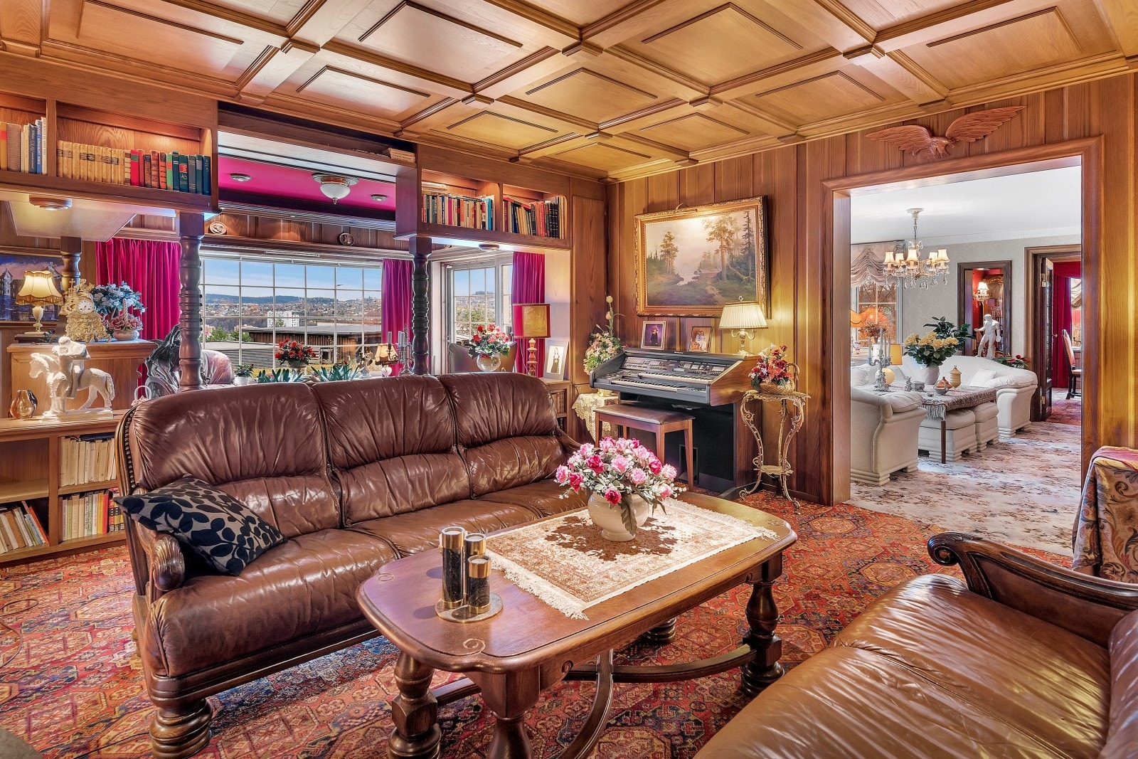 Peis- og dagligstuen er på hele 42 kvm, og er halvveis delt med en fin og praktisk hylleløsning. Galleribilde