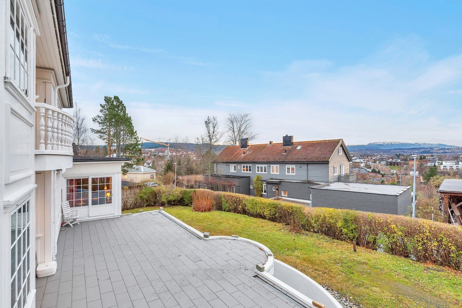 Stor syd/vest- vendt terrasse med gode solforhold. Galleribilde