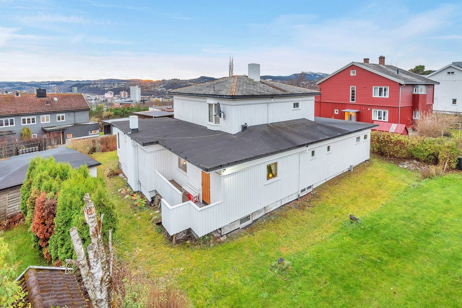 Sør/øst-siden av boligen med egen ut/inngang til frokostveranda. Galleribilde