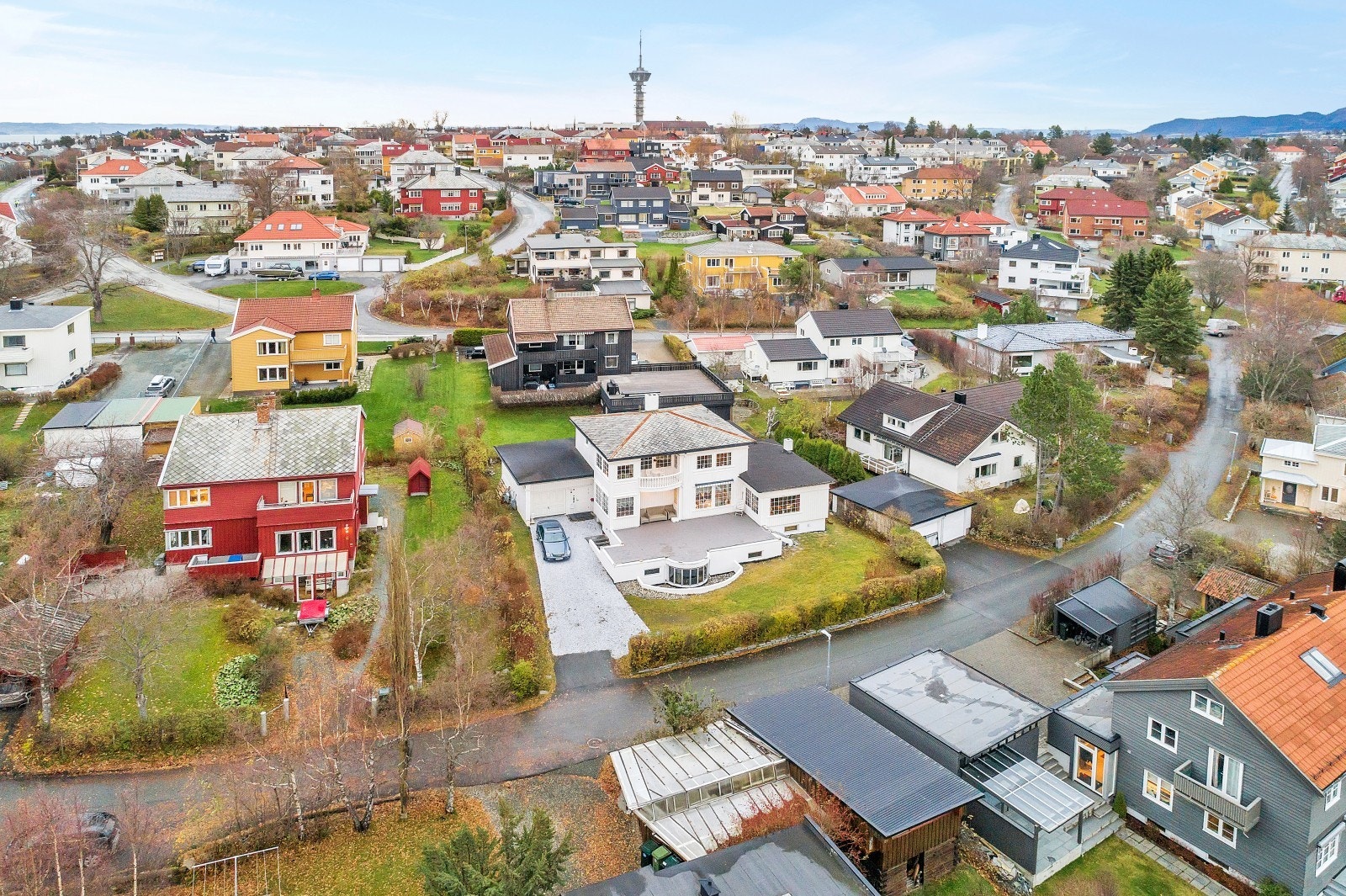 Dronebilde av eiendommen med Tyholttårnet i bakgrunnen. Galleribilde