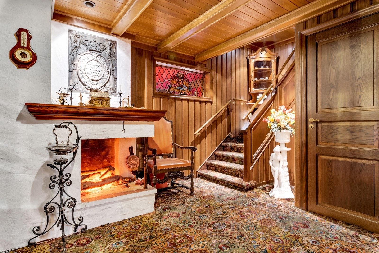 Hall med oppgang til 2.etg og nedgang til sokkeletasje. Galleribilde