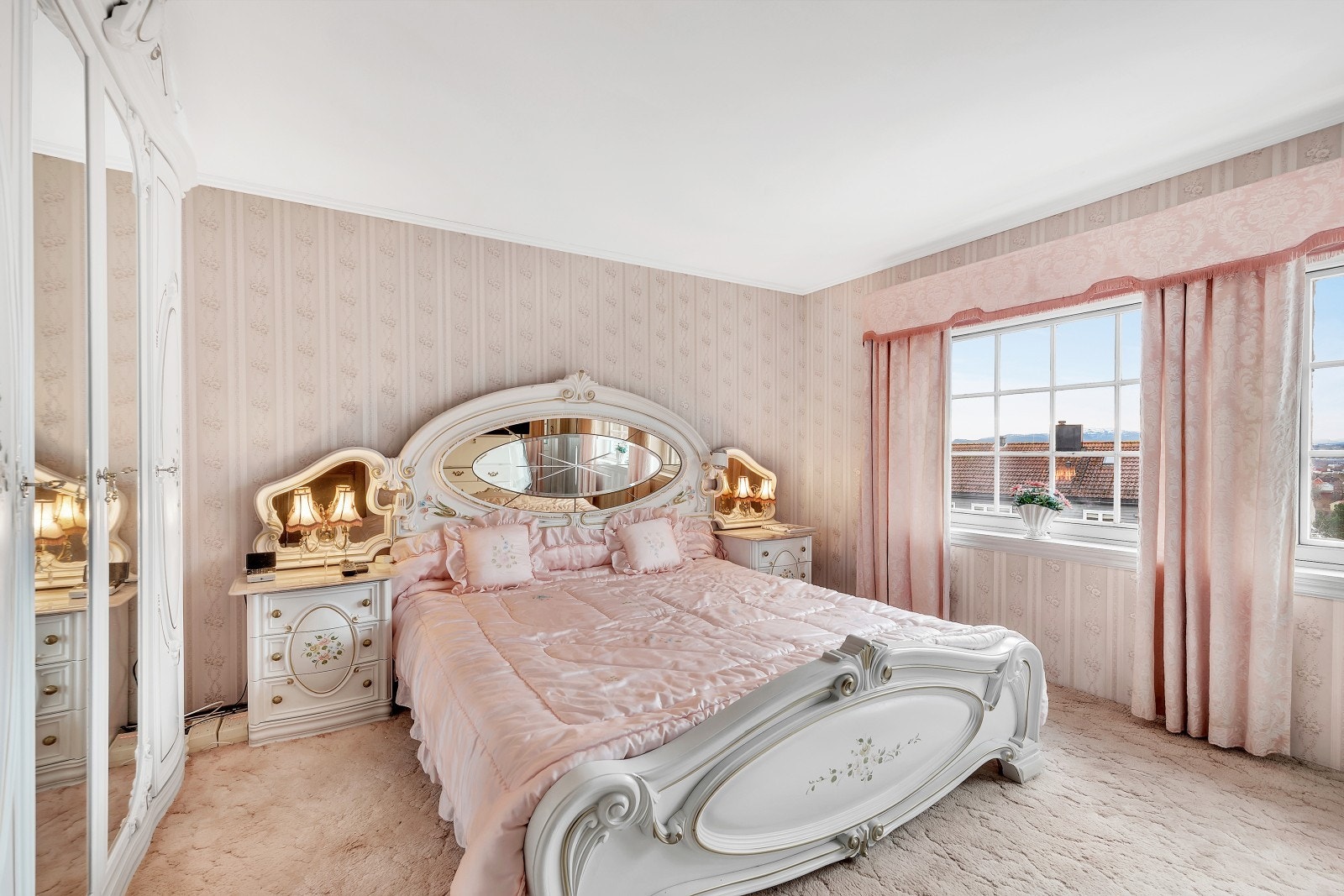 Hovedsoverom på ca. 16 kvm med direkte utgang til balkong og garderobeskap i samme stil som soveromsmøblementet. Galleribilde