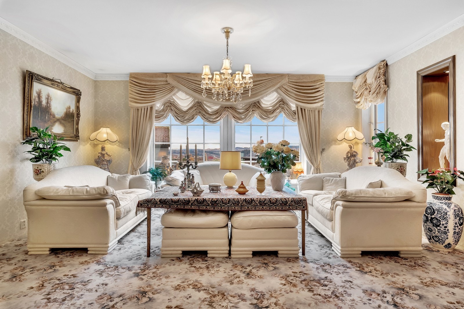 I 1.etg befinner det seg en midtstue på ca. 27 kvm. Store vindusflater med flott utsikt og godt lysinnslipp. Galleribilde