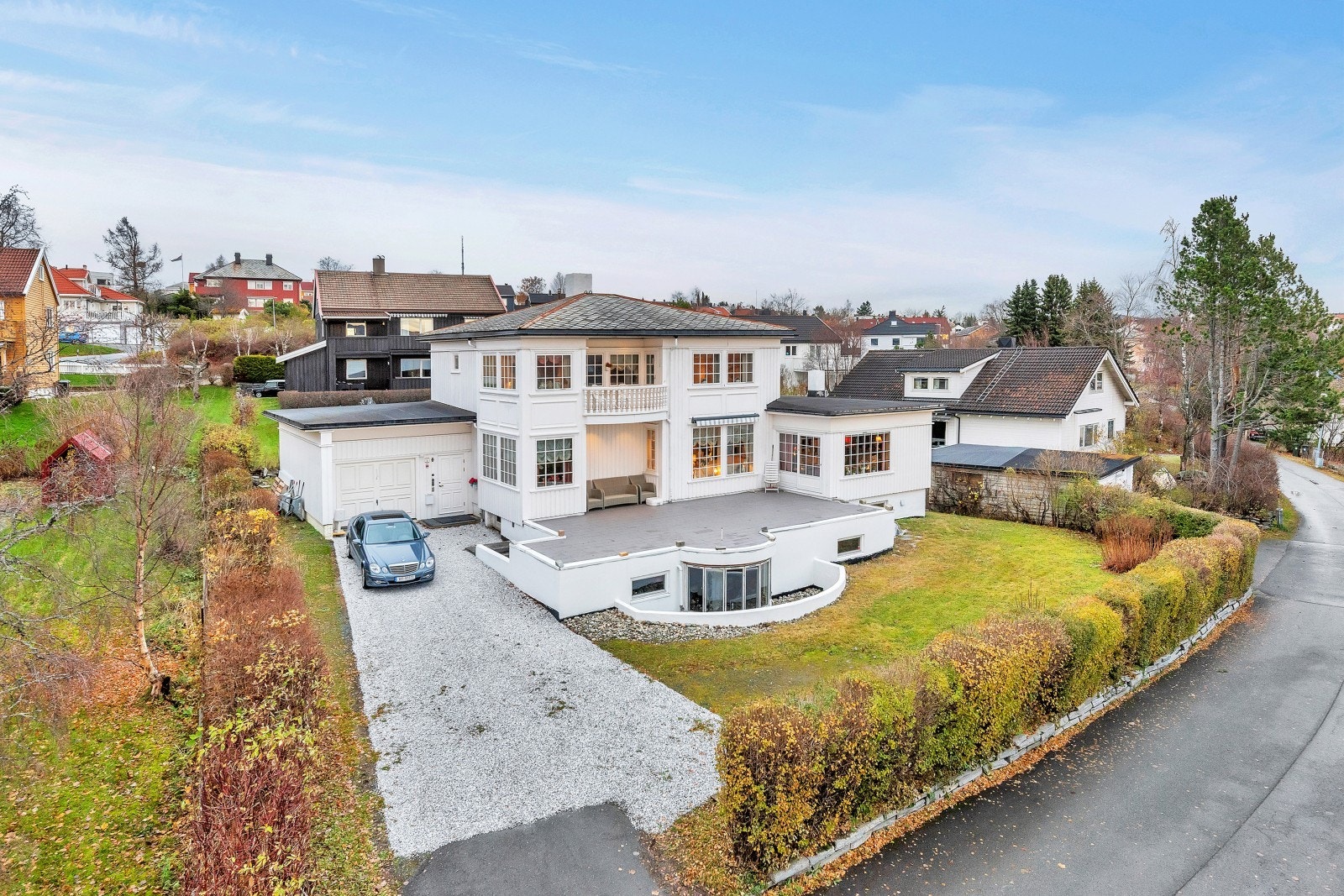 Velkommen til Nedre Bergsvingen 5 - Stor og innholdsrik enebolig over 3 plan på 361kvm P-rom og 511 kvm BRA - Pent opparbeidet tomt på ca. 1 mål - 3 garasjeplasser - Stor terrasse sør/vest vendt og 2 mindre balkonger Galleribilde