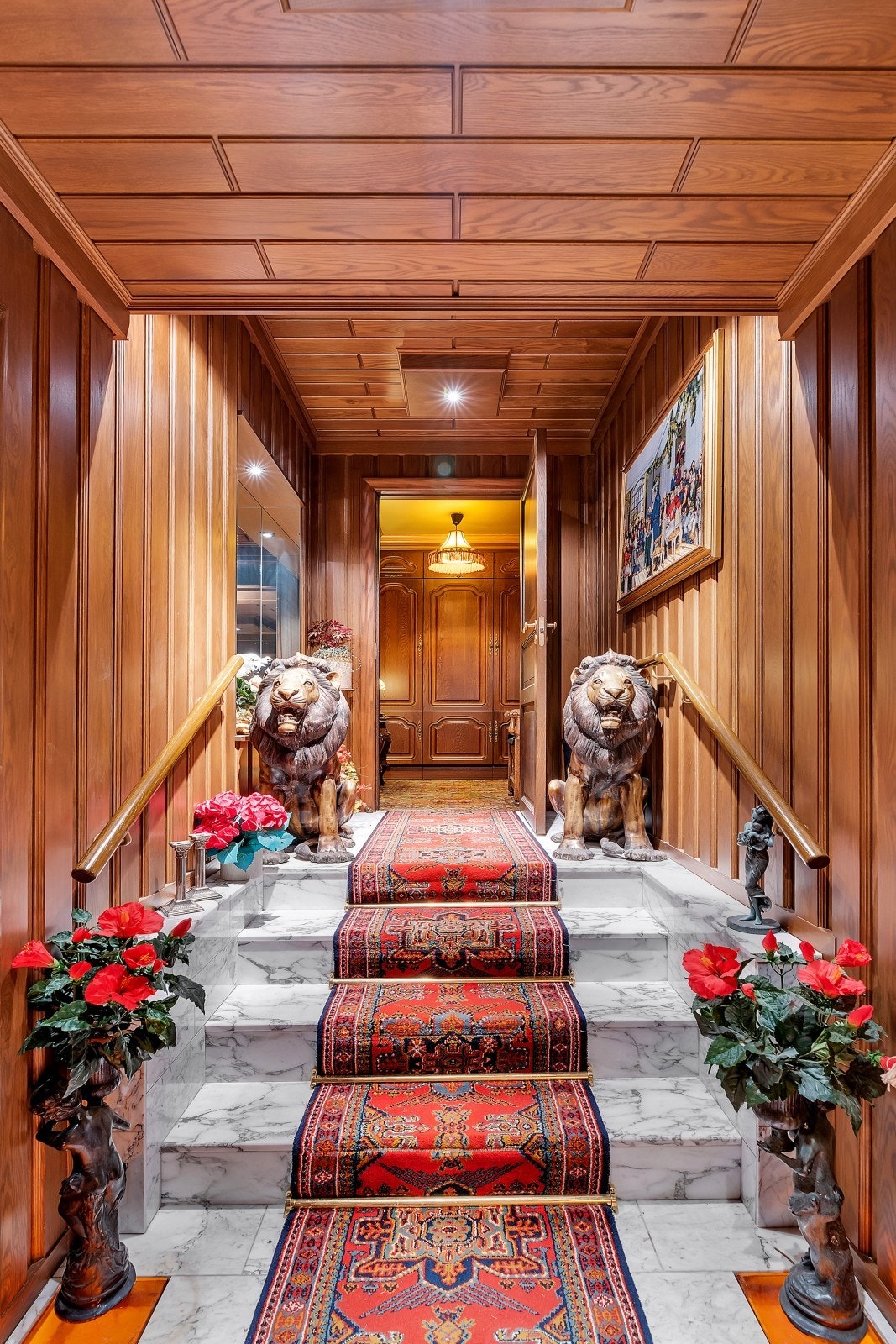 Velkommen til Nedre Bergsvingen 5 - Stor og innholdsrik enebolig over 3 plan på 361kvm P-rom og 511 kvm BRA - Pent opparbeidet tomt på ca. 1 mål - 3 garasjeplasser - Stor terrasse sør/vest vendt og 2 mindre balkonger. Galleribilde