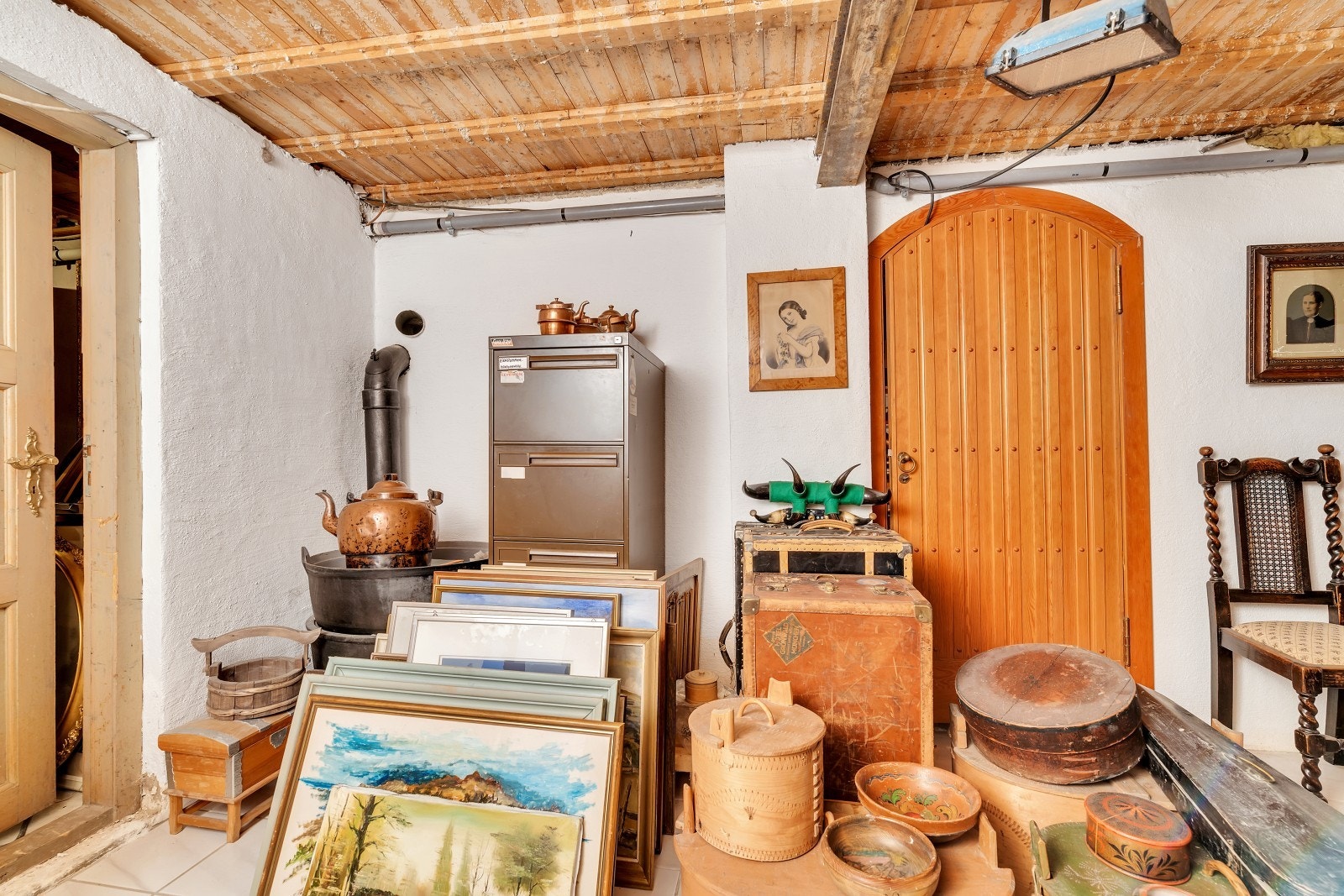 Forgang til kjellerstue/hjemmekontor brukt til blant annet oppbevaring. Galleribilde