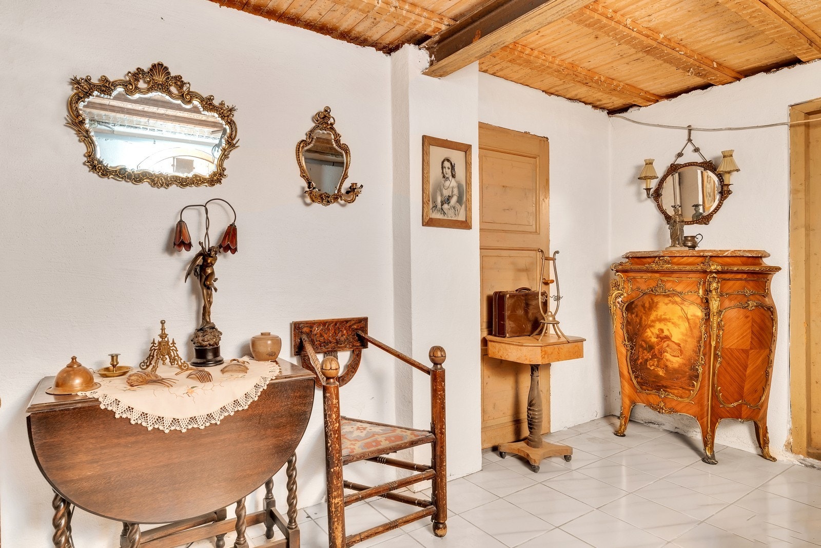 Detaljer fra forgang til kjellerstue/hjemmekontor. Galleribilde