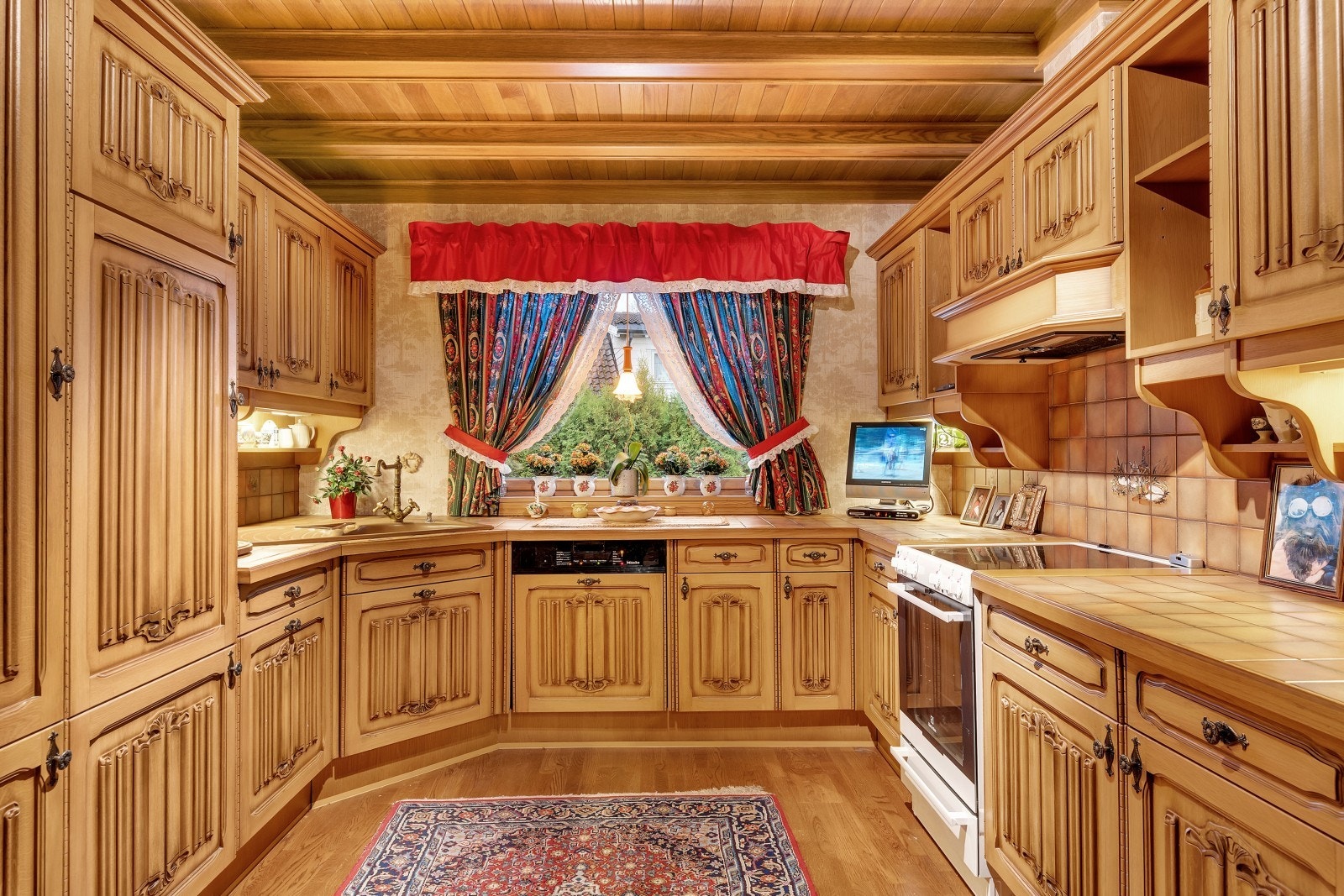 Kjøkkenet har mye skap- og benkeplass. Galleribilde