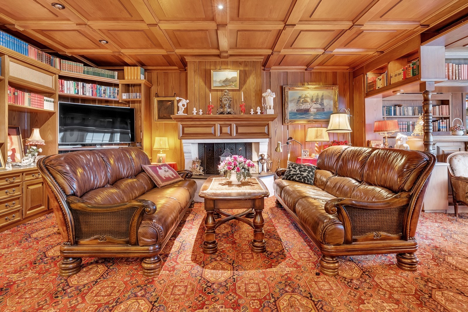 På venstre hånd av midtstuen befinner peis- og dagligstuen seg. Galleribilde