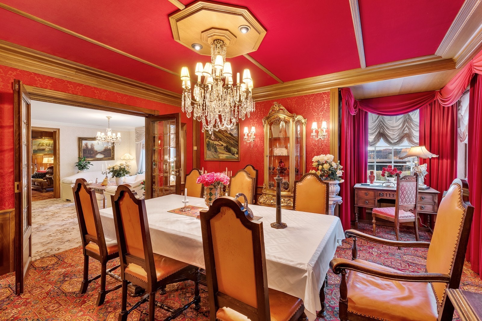 Spisestuen har også en liten karnapp. Galleribilde