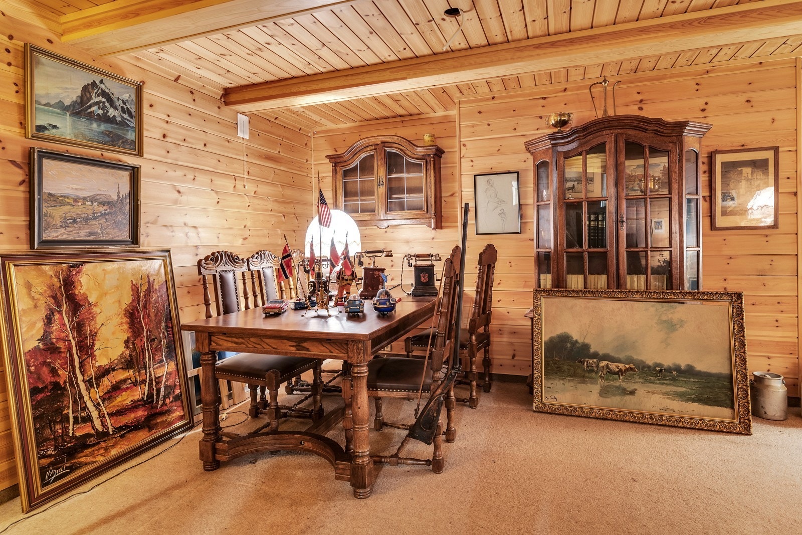 Detalj fra kjellerstue/hjemmekontor. Galleribilde