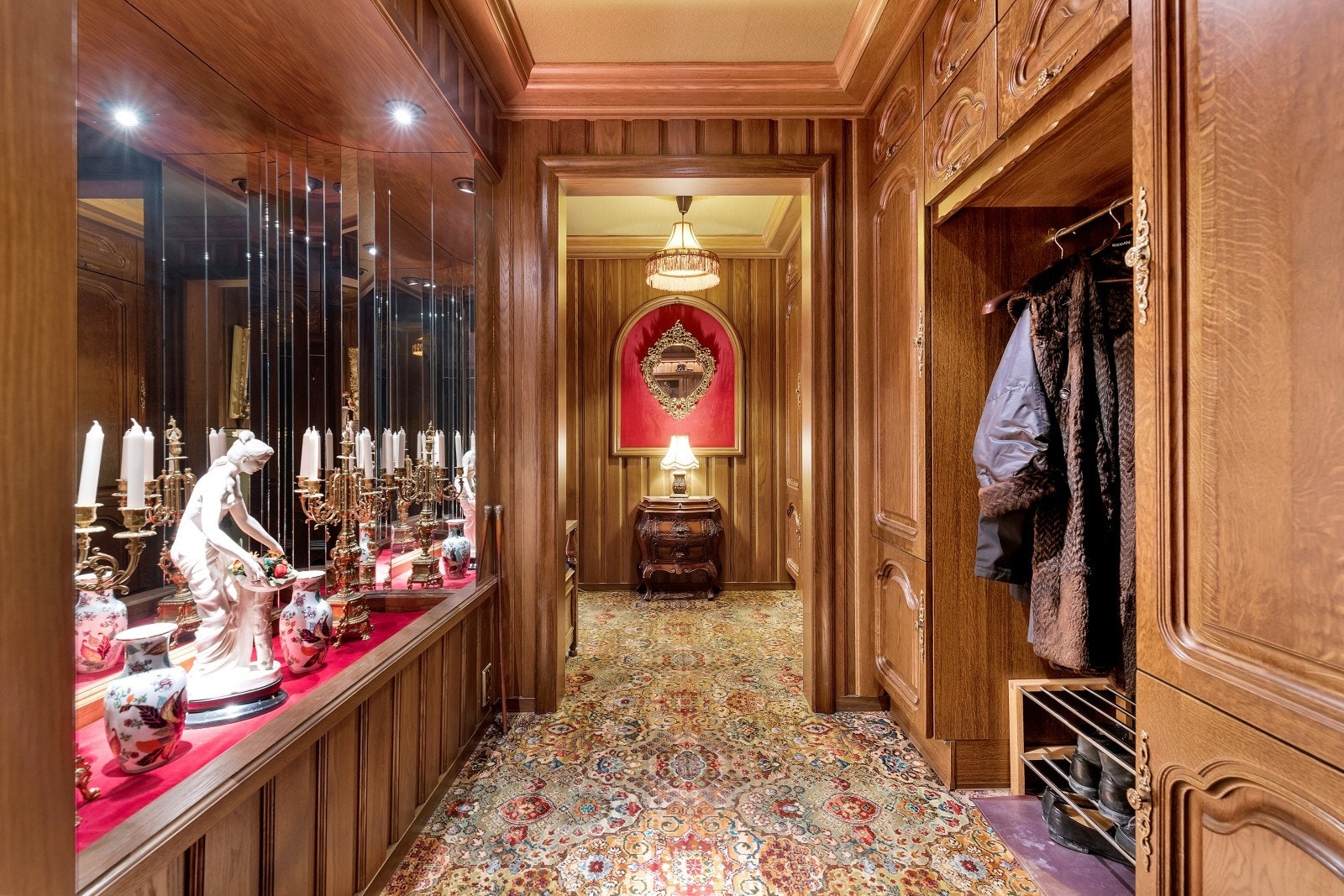 Entré og hall med flott innebygd skapplass til yttertøy. Galleribilde