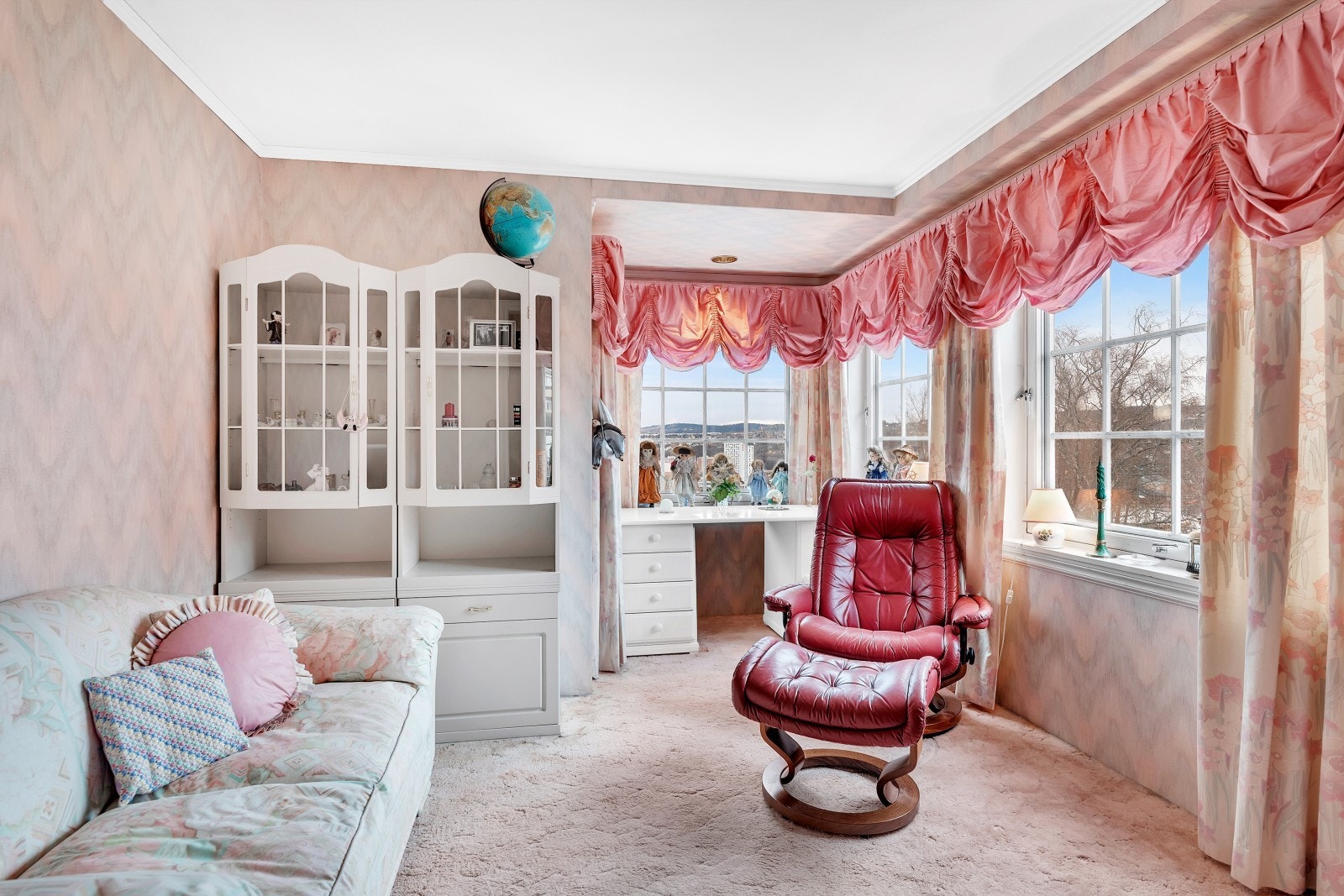 Soverom 2 av 3 er på 16 kvadratmeter med store vinduer som gir godt med naturlig lysinnslipp. Galleribilde