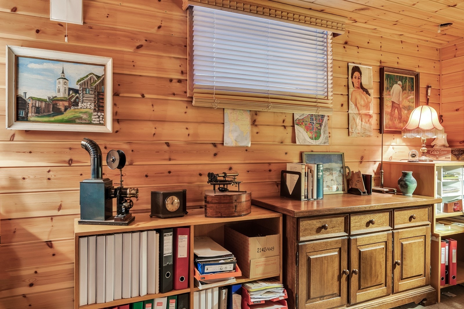 Detalj fra kjellerstue/hjemmekontor. Galleribilde