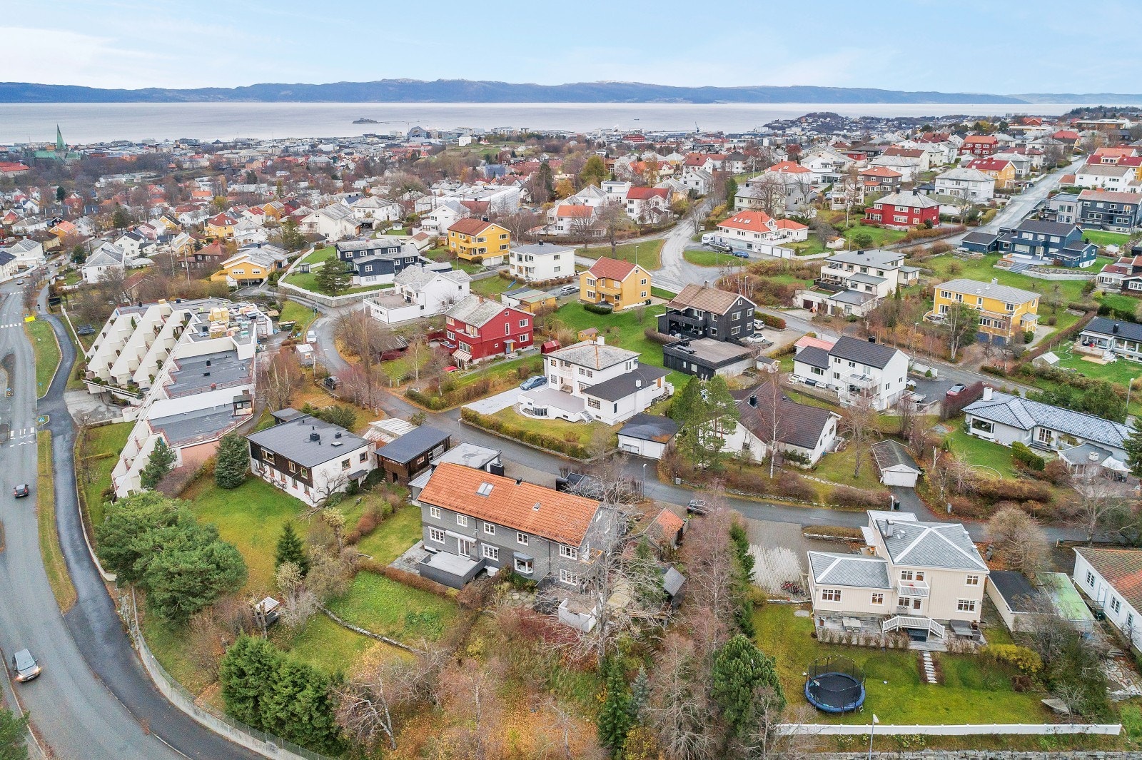 Dronebilde av nabolaget med Munkholmen i bakgrunnen. Galleribilde