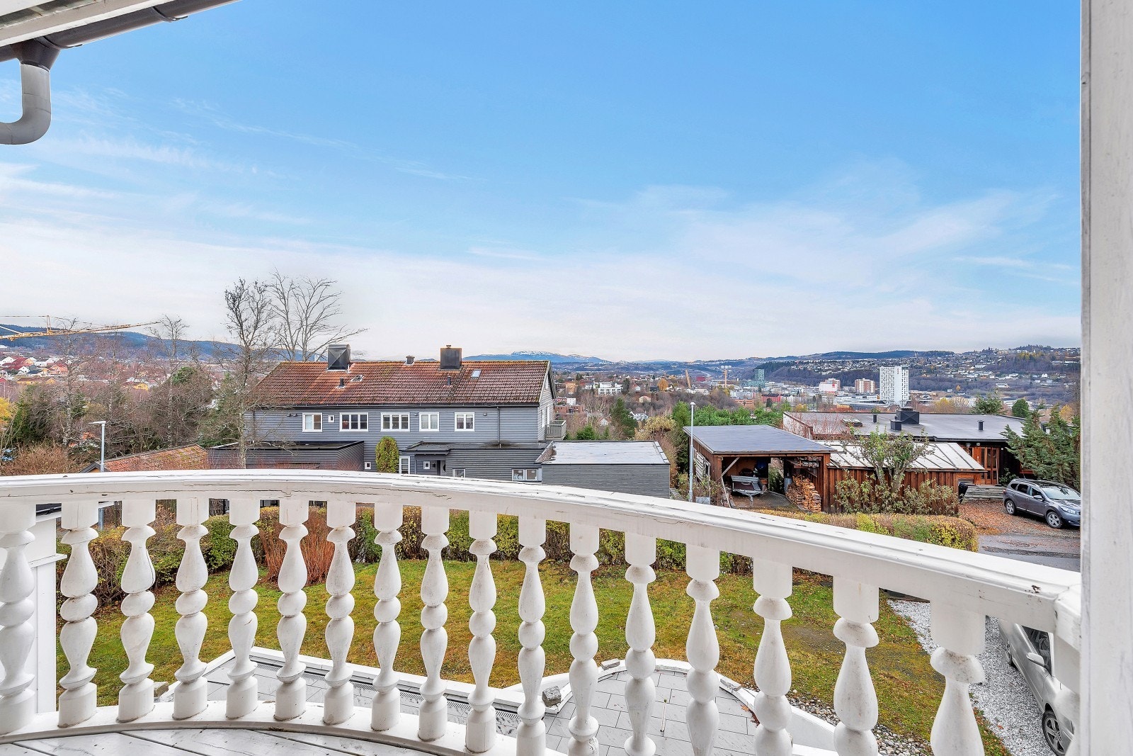 Syd/vest-vendt balkong i 2.etasje med flotte solforhold og fantastisk utsikt. Galleribilde