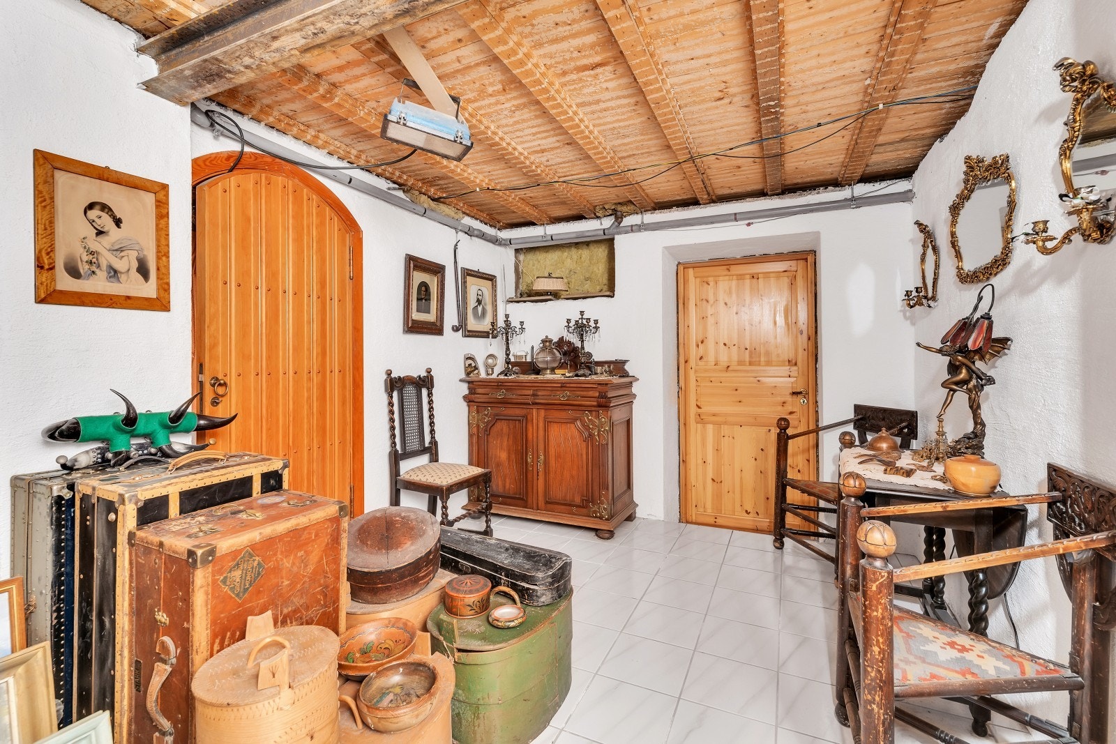 Forgang til kjellerstue/hjemmekontor brukt til blant annet oppbevaring. Galleribilde