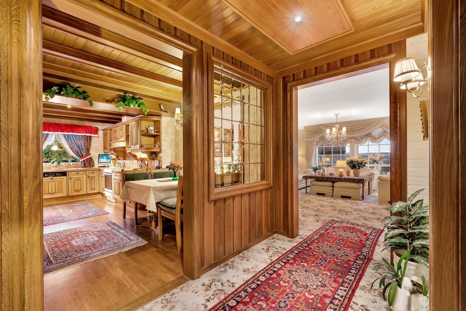 Inngang til stuer og kjøkken fra hall. Galleribilde