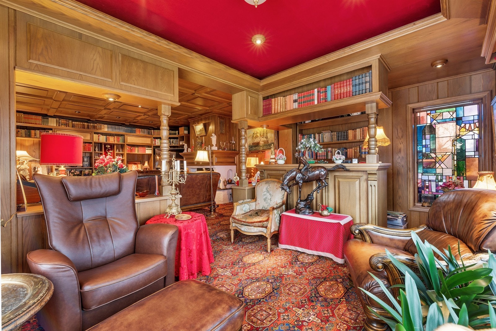 Inndelingen av rommet gjør at du får en koselig del foran to store åpne vinduer. Galleribilde