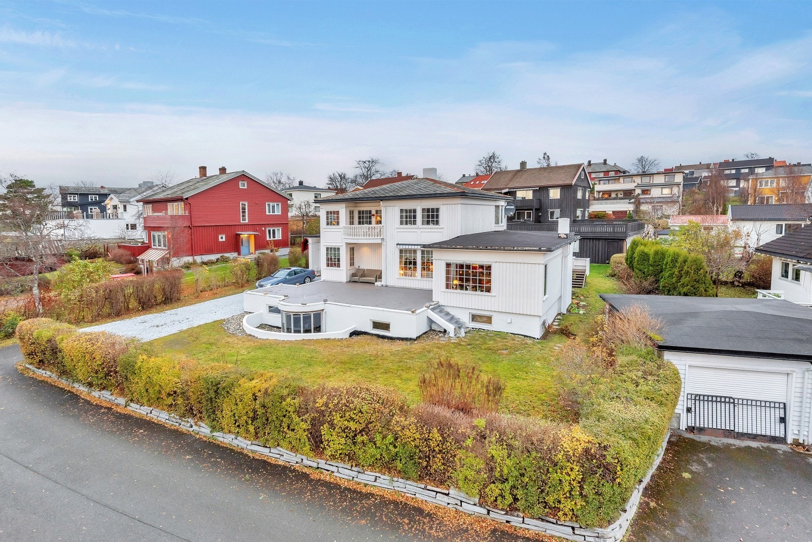 Hele dobbelgarasjen i høyre side av bildet følger også med i salget. Galleribilde