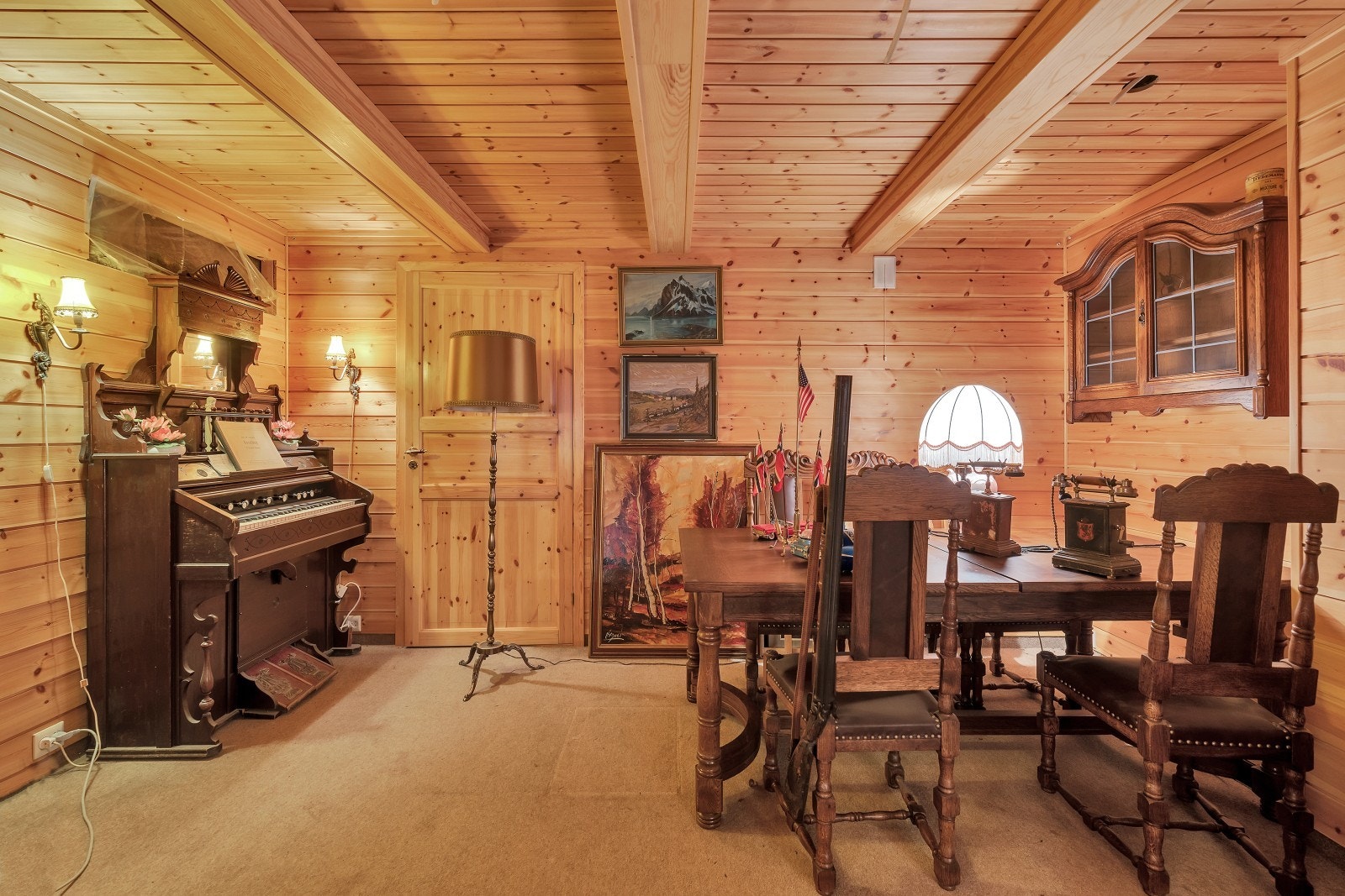 Detalj fra kjellerstue/hjemmekontor med inngang til arbeidsrom. Galleribilde