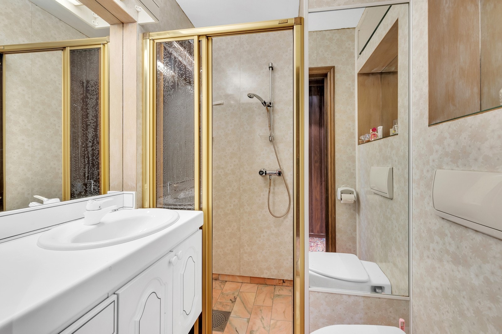 Bad i tilknytning til soverom 2 med egen dusj, servant og vegghengt WC. Galleribilde