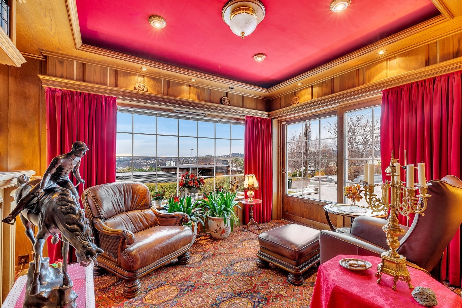 Store vindusflater som slipper inn mye naturlig lys, noe som bidrar til en behagelig atmosfære. Her er det også utgang til terrassen. Galleribilde