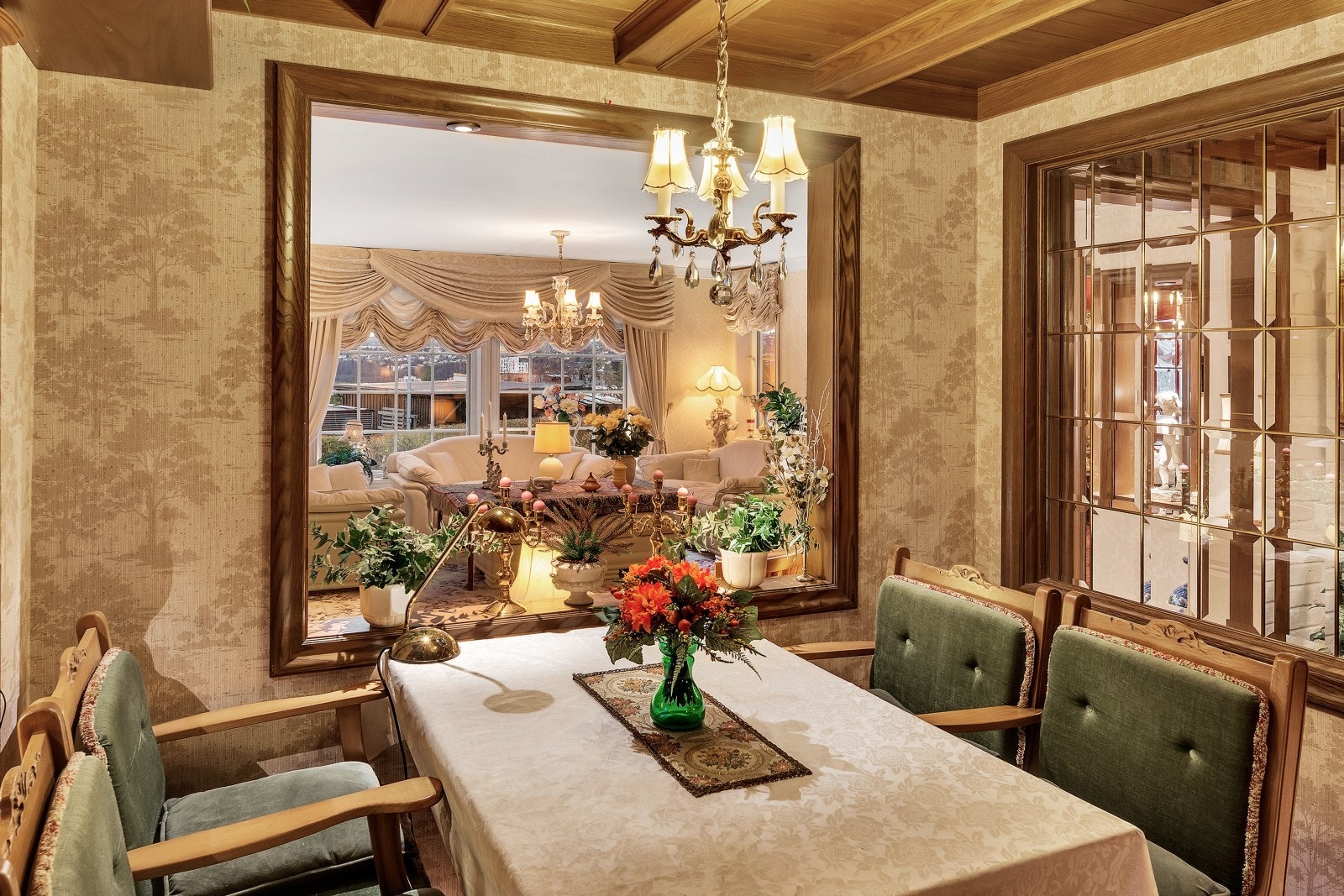 Kjøkken med spiseseksjon. Galleribilde