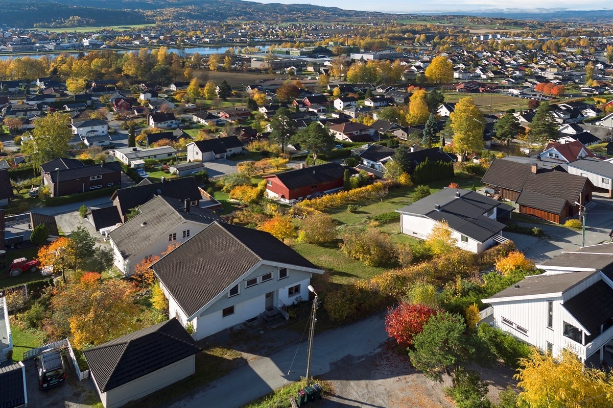 På tomten er det oppført en eldre enebolig hvor en lærd hånd kan gjøre underverker. Dog er hele 2.Etasje antatt tilbygget i 1997. Galleribilde