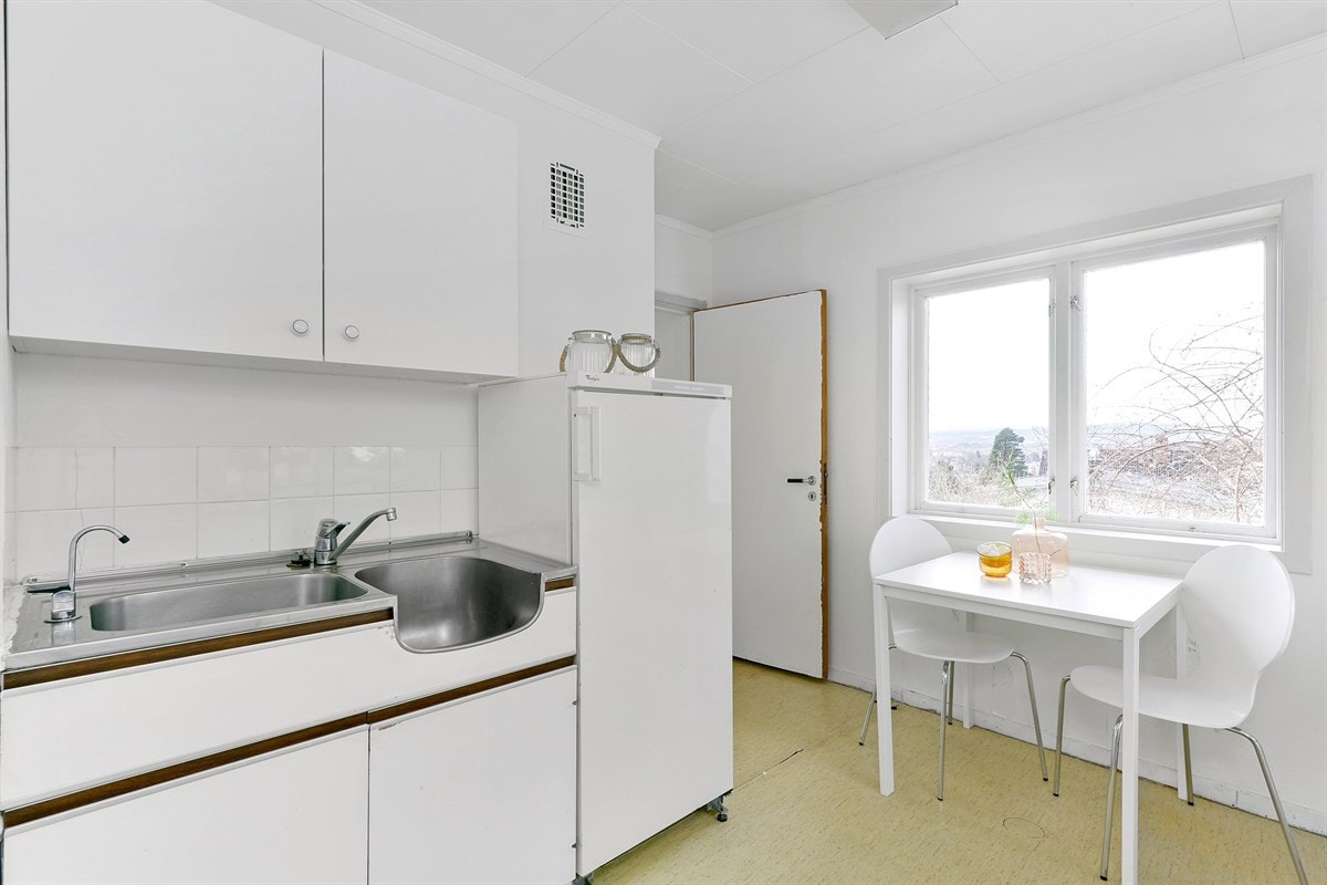 Selve innredningen består i dag av skrog med glatte fronter, benkebeslag og kjøkkenbenk. Det er avsatt plass til komfyr og kjøleskap. På gulvet er det belegg. Galleribilde