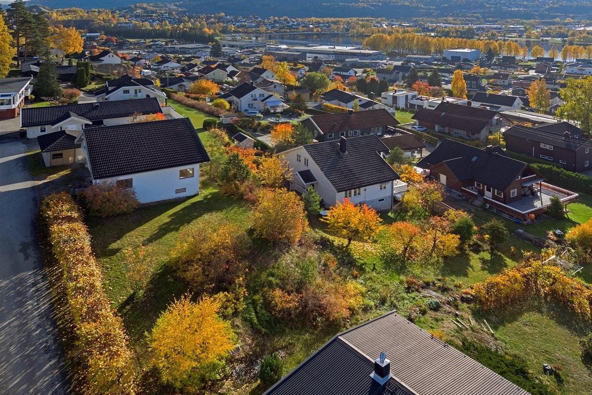Eiendommen ligger i et rolig, attraktivt og barnevennlig boligområde i Krokstadelva i Nedre Eiker kommune. Galleribilde