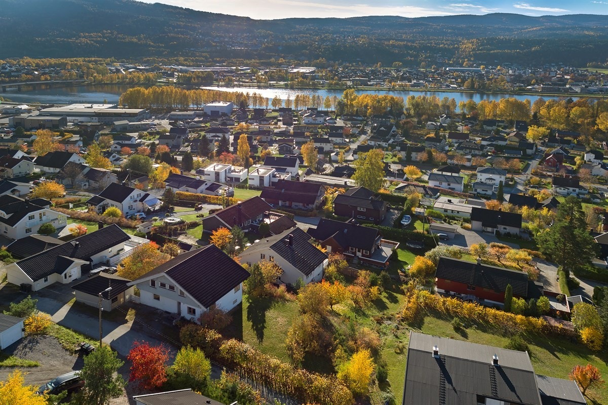 Potensialet er godt, og det bys på både romslig terrasse, stilige vindusløsninger og parkering i garasje. Galleribilde