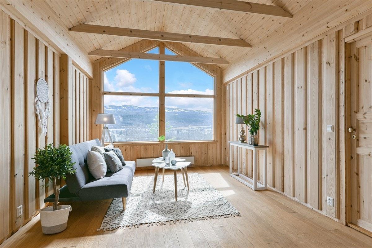 Også denne stuen har god plass for sittegrupper og møblement, hvilket kan gi ekstra spillerom og privatliv for barnefamilier. Galleribilde