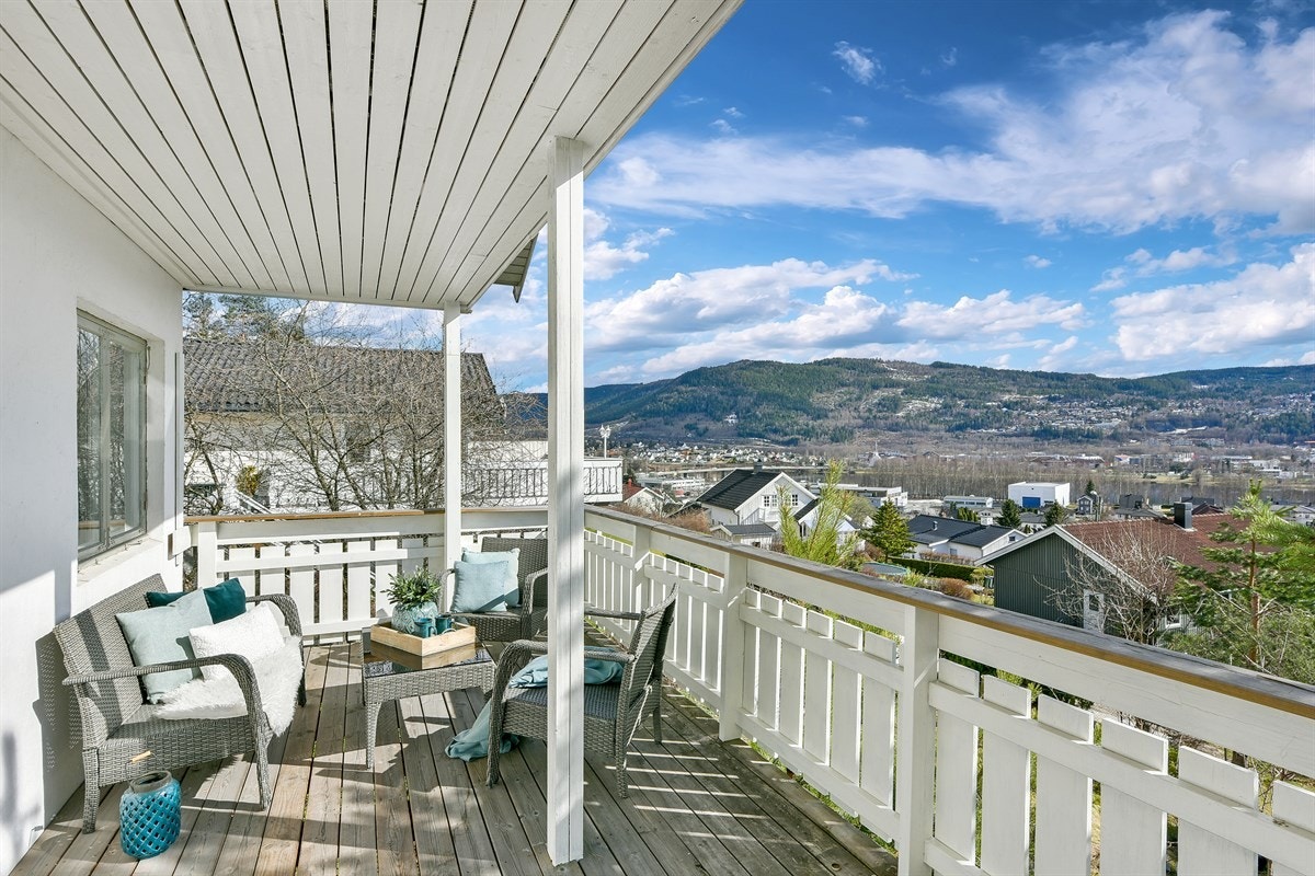 Fra stuen er det utgang til en hyggelig terrasse med god plass for sittegrupper, grilling og middagsgjester. Galleribilde
