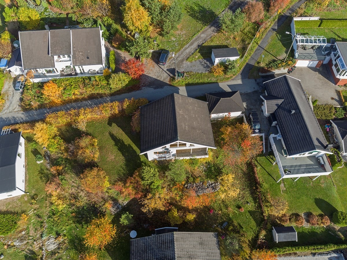 Eiendommen er tilnærmet flat og har en fantastisk beliggenhet med gode solforhold og nydelig utsikt. Galleribilde