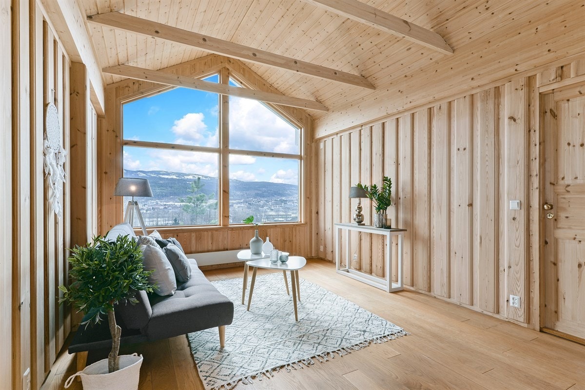 Boligen innehar også en luftig loftstue hvor stilfulle gavlvinduer trekker elva, omkringliggende åser og himmelhvelvingen visuelt inn i rommet. Galleribilde