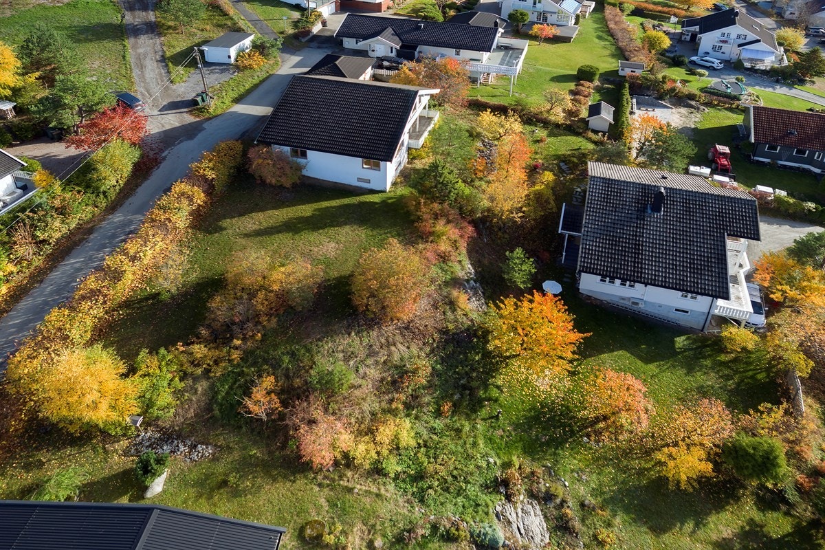 Området har kort avstand til skoler, barnehager, offentlig kommunikasjon og et rikt utvalg av fasiliteter og servicetilbud. Galleribilde