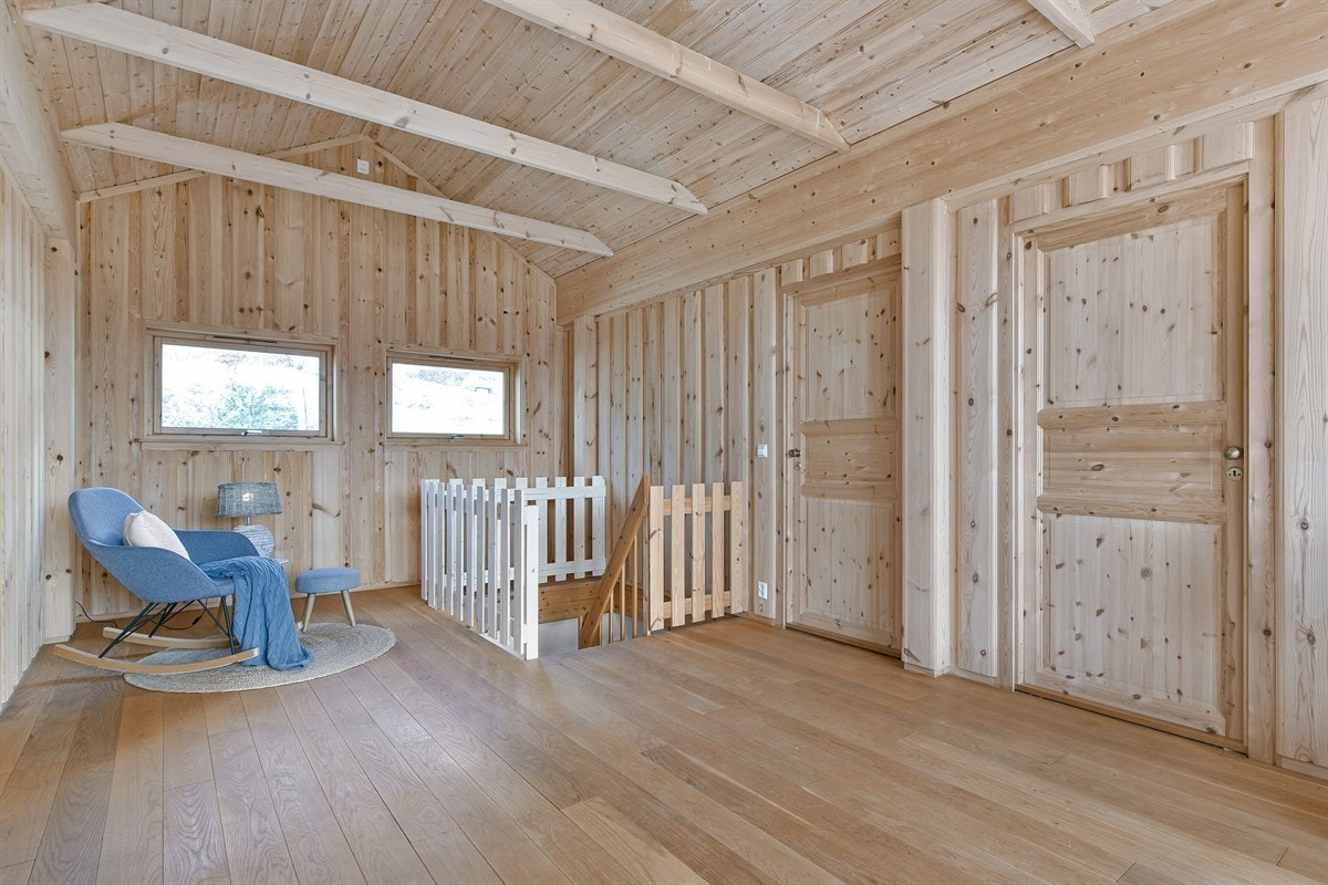 Loftstuen er lys og pen. Galleribilde