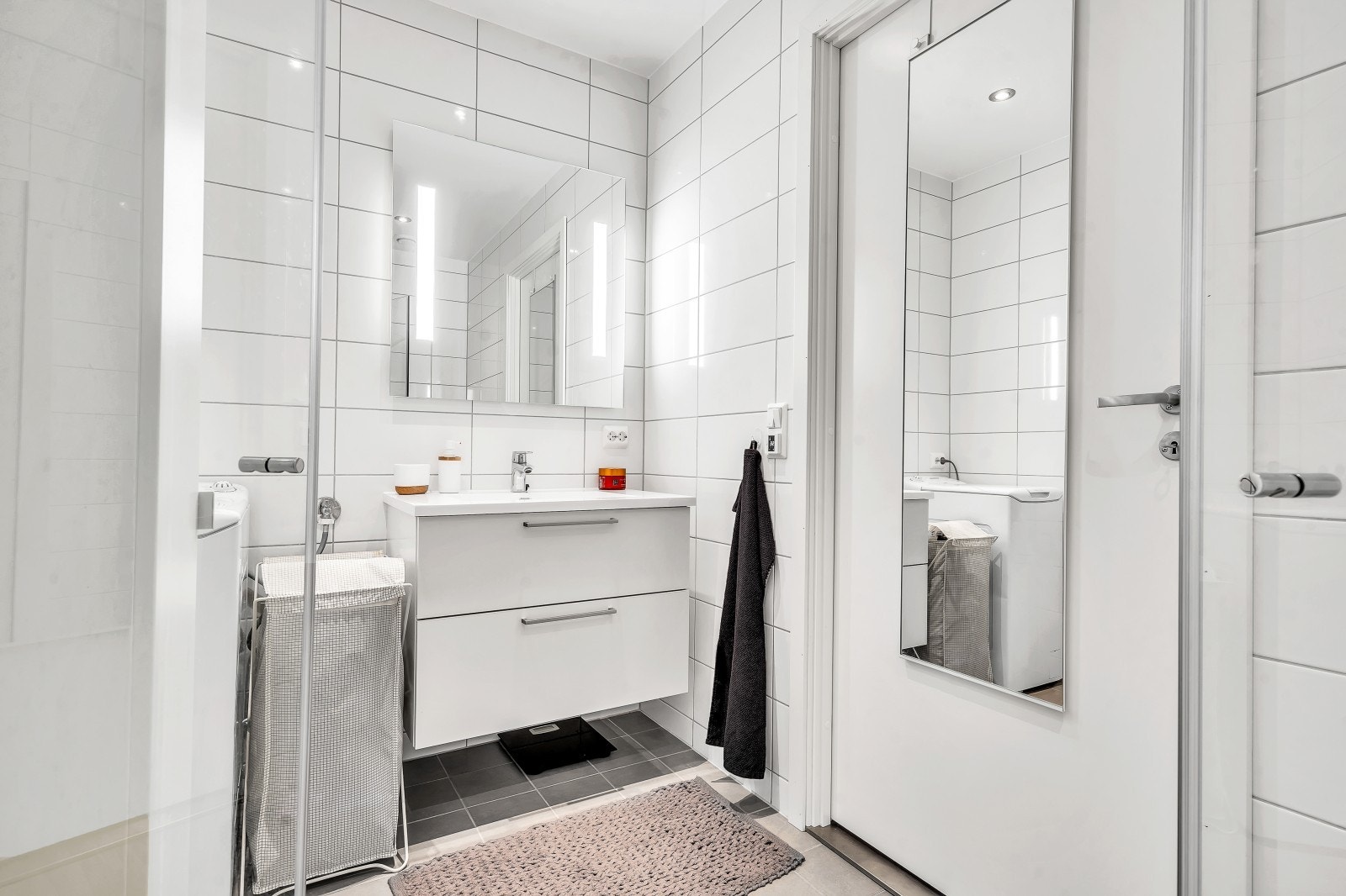 Delikat baderom med opplegg for vaskemaskin Galleribilde