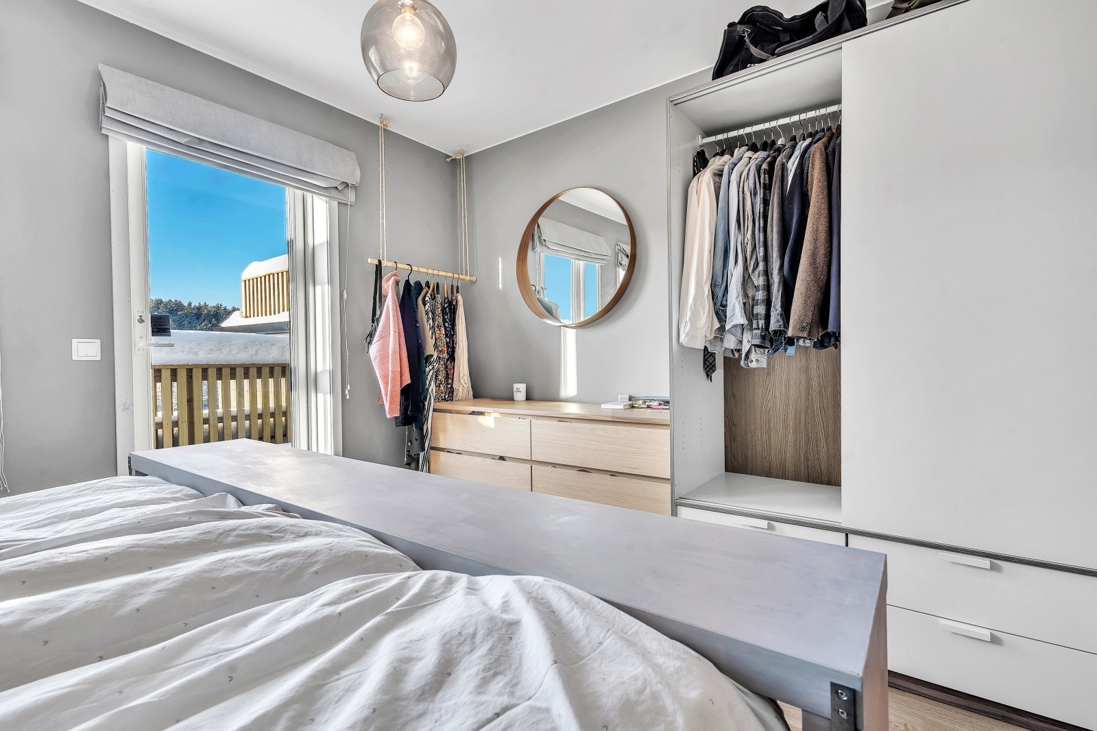 Hovedsoverom med plass til dobbeltseng og tilhørende nattbord, Gode oppbevaringsmuligheter i garderobeskap Galleribilde