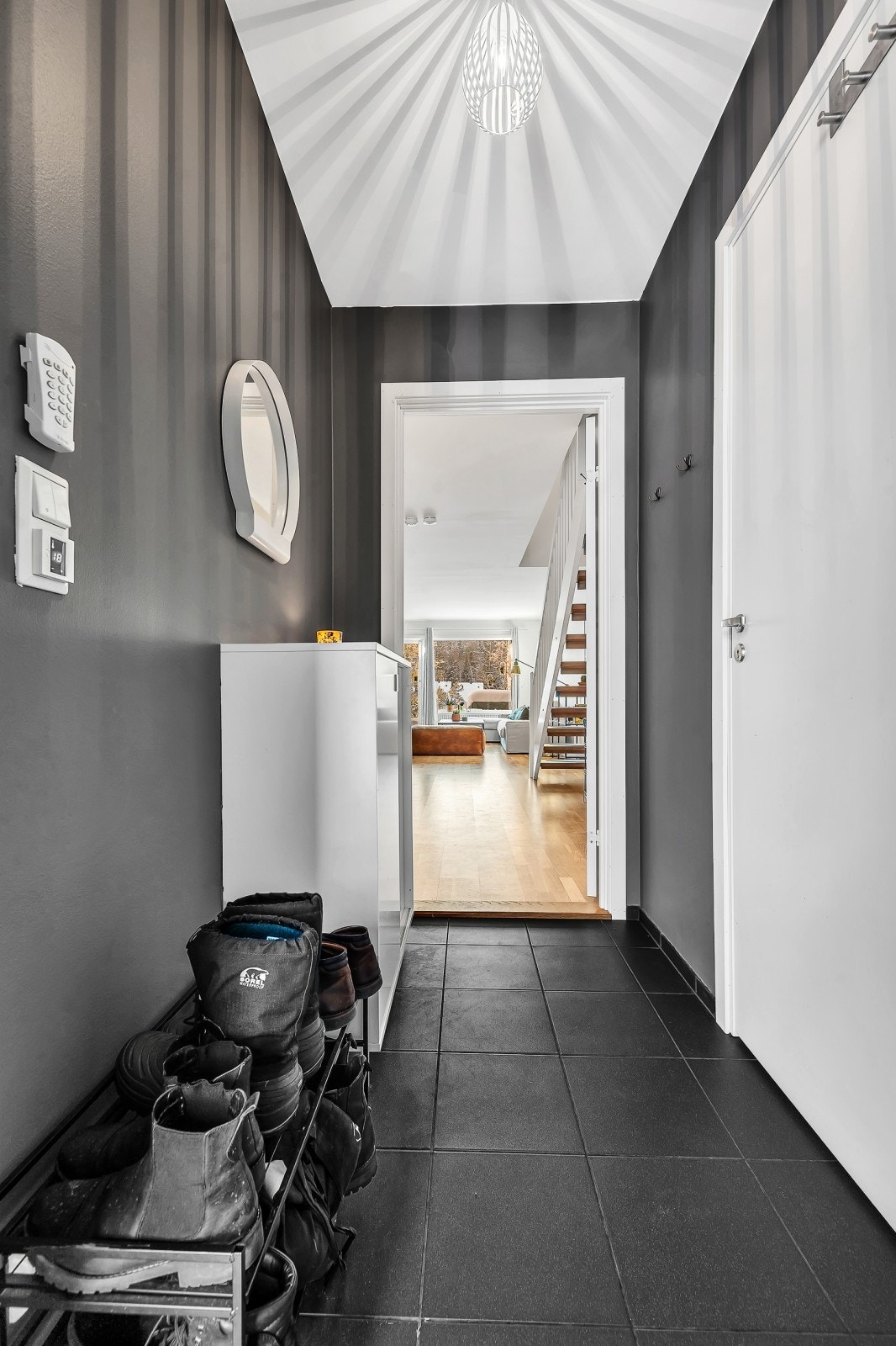 1. etasje består av entré, separat wc, stue med utgang til markterrasse og kjøkken Galleribilde