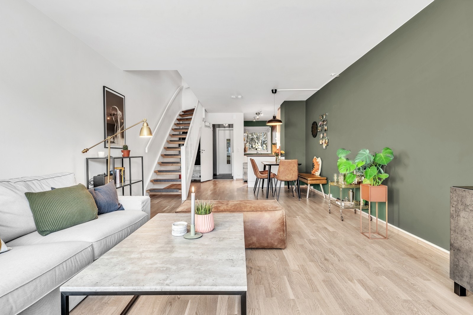 Lys stue med åpen kjøkkenløsning Galleribilde